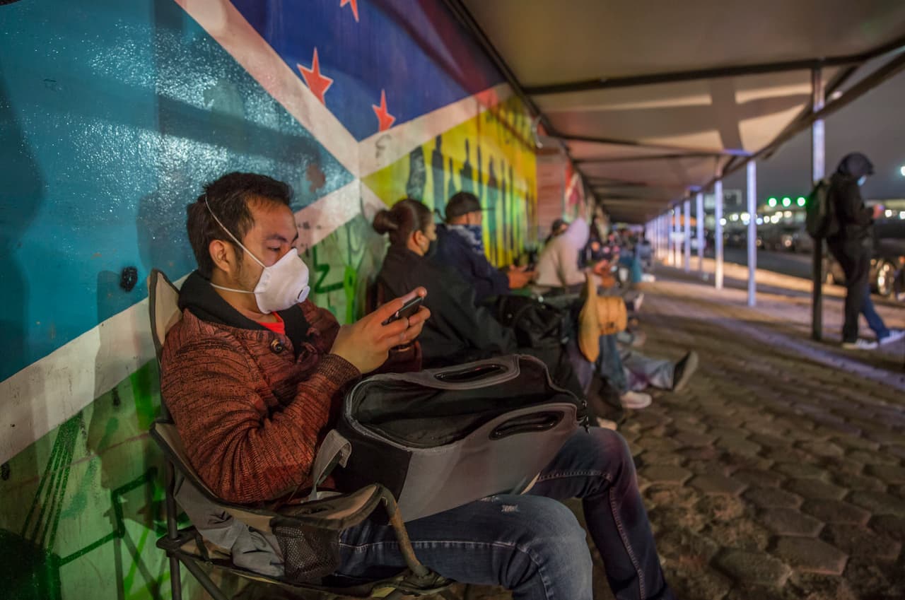 Una larga fila de personas enmascaradas y guardando la distancia social espera la apertura del cruce fronterizo de Otay Mesa, entre Tijuana (México) y San Ysidro (EEUU), la noche del 19 de mayo. Ese día los gobiernos de Donald Trump y Andrés López Obrador anunciaron un acuerdo para extender por 30 días más el cierre parcial de la frontera. 
<a href="https://www.univision.com/noticias/salud/mapa-actualizado-del-coronavirus-cifras-de-casos-confirmados-y-fallecidos"><u>Vea aquí nuestro mapa actualizado del coronavirus: cifras de casos reportados, fallecidos y recuperados</u></a>