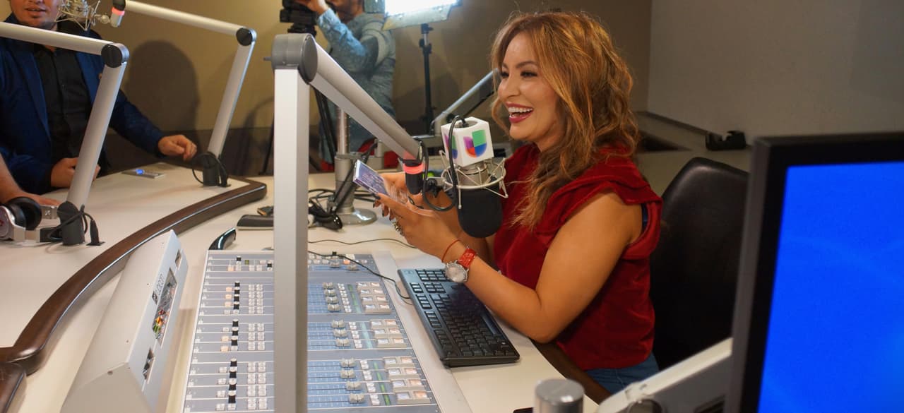 Con tremenda sonrisa le dió la bienvenida La Bronca a la Séptima Banda.