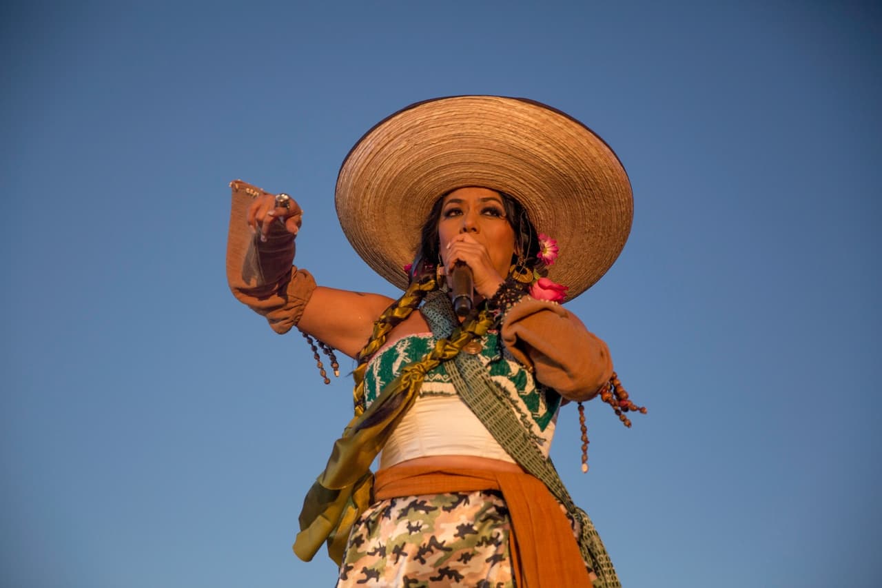 La cantante vistió sus mejores galas tradicionales para honrar el bello atardecer que hizo en San Diego durante el concierto. Foto: David Maris.