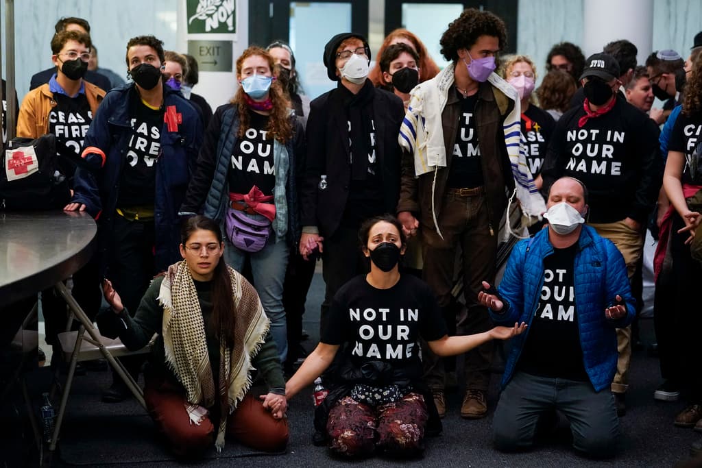 La rabina Lynn Gottlieb de Berkeley, una destacada figura en la comunidad judía, se unió a la protesta, expresando su preocupación por el número de vidas perdidas y cuestionando la necesidad de más muertes antes de lograr un alto el fuego.