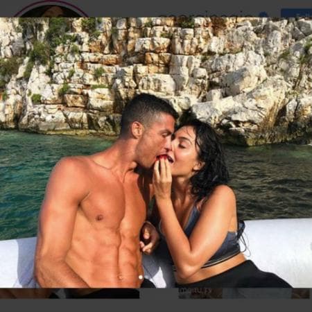 Así lo dijo en entrevista con la revista 
<a href="https://mx.hola.com/actualidad/20190206136902/georgina-rodriguez-sincera-tras-muerte-padre-hola-moda/">¡Hola!</a>: "¿Que si me ha pedido Cristiano que me case con él? Por ahora no... Me encantaría. Ahora tenemos prioridades, pero en el futuro sería maravilloso convertirme en su esposa", comentó.
<br>