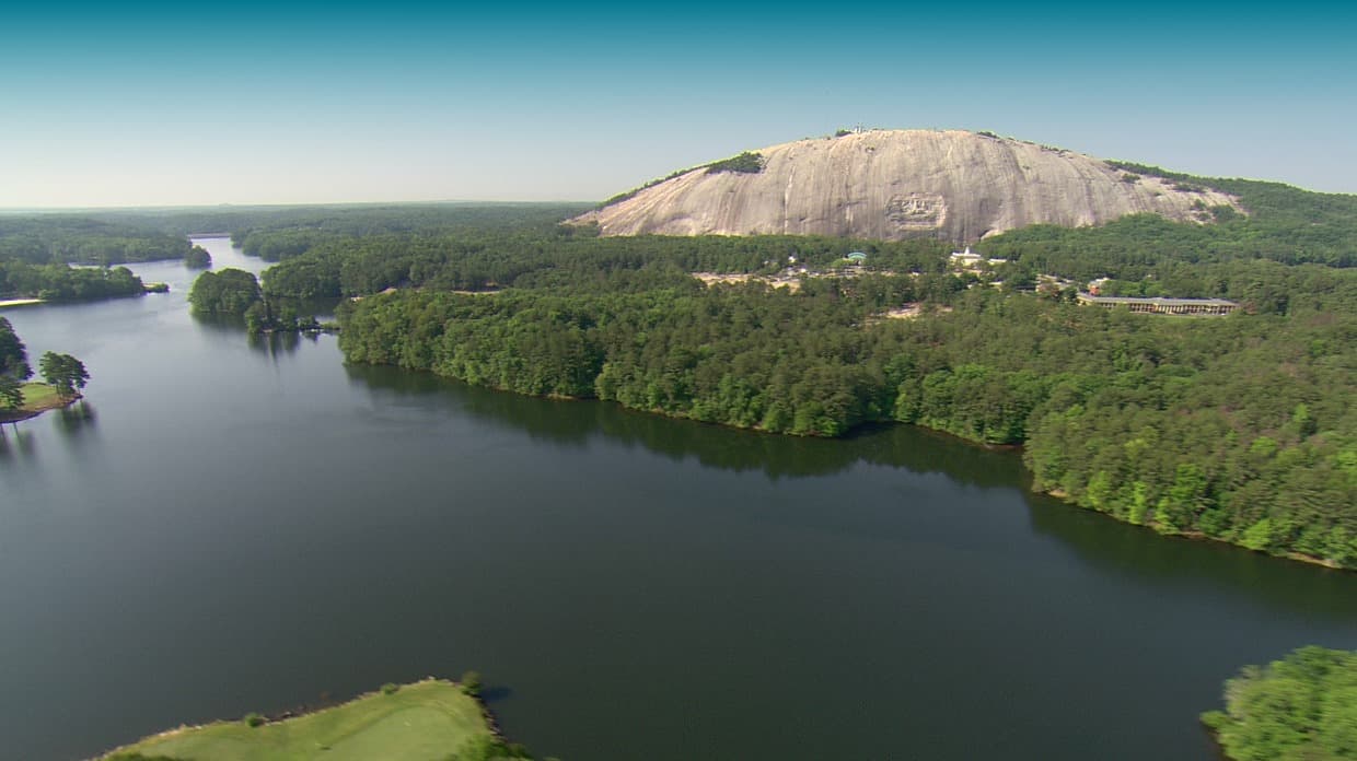 <b>Stone Mountain</b>: Una formación geológica única, el imponente monadnock de granito ofrece diversión para toda la familia en las afueras de Atlanta. Además de ser una maravilla natural, Stone Mountain Park también tiene récords por el espectáculo de láser de mayor duración del mundo y la talla en bajorrelieve más grande del planeta. Explora el Museo Discovering Stone Mountain y camina hasta la cima en un sendero de una milla de largo con belleza natural y magníficas vistas.