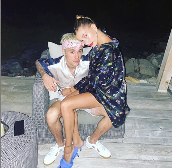 La serie también aborda la vida privada de Bieber, incluida 
<b><a href="https://www.univision.com/famosos/las-fotos-de-la-boda-religiosa-de-justin-bieber-y-hailey-baldwin-el-velo-el-esmoquin-y-mas-fotos" target="_blank">su boda</a></b> con Hailey Baldwin.