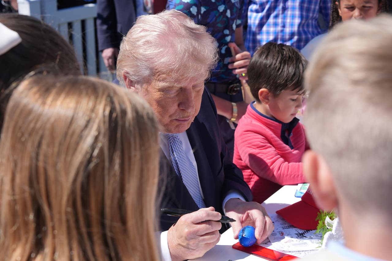 Otra de las actividades fue el pintado de huevos, donde el presidente Trump y la primera dama se unieron a los niños invitados para realizarla.