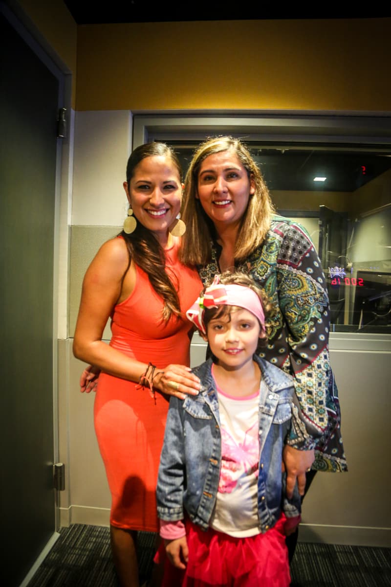 Nuestra hermosa Ely Venegas con Sarah y su madre.