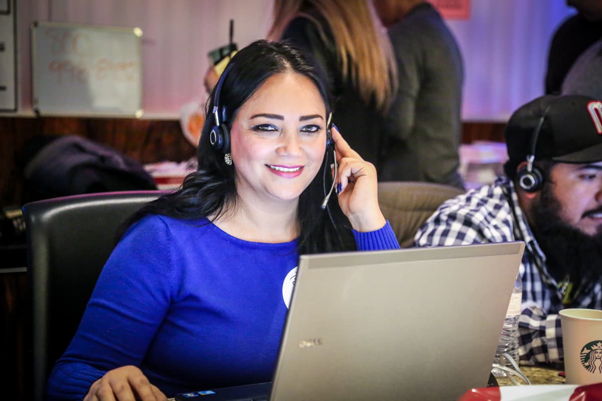 La hermosa locutora de KLOVE Bertha Andrea contestando los telefonos.