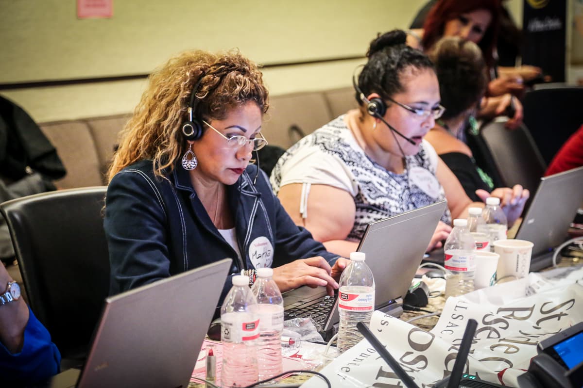 Voluntarios recibiendo donaciones.