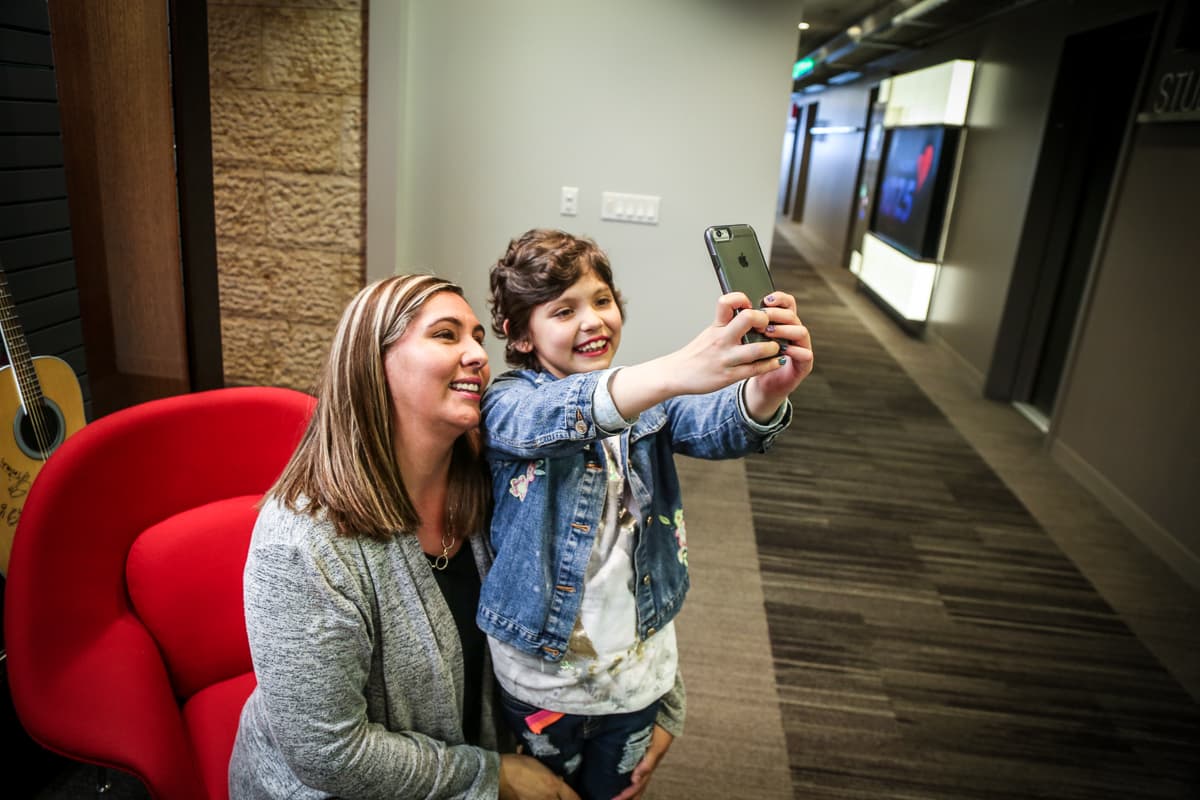 Sarah, toda una experta en selfies.