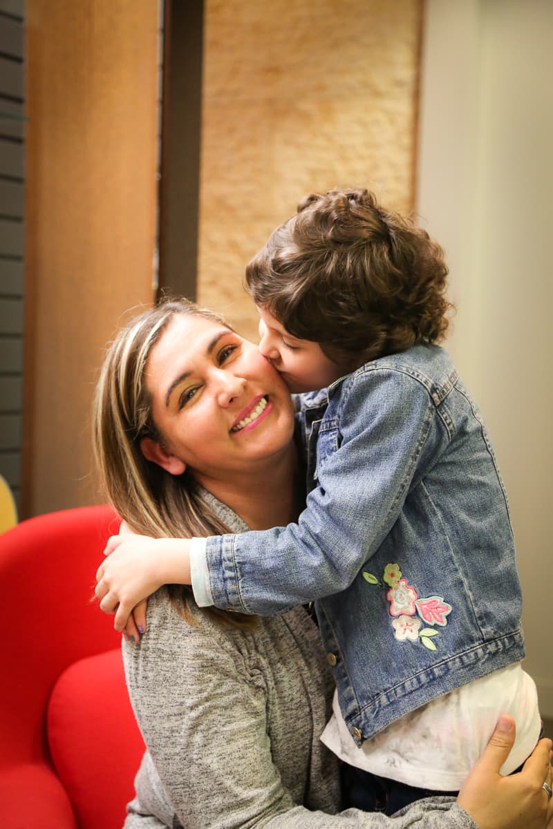 Sarah y su madre nos acompañaron en la radio maratón que tuvo lugar en los estudios de Univision Radio Los Ángeles.
