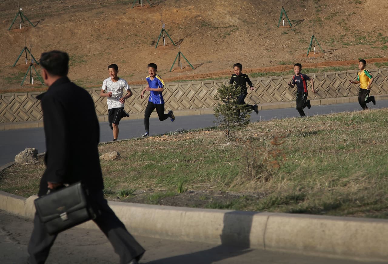 Personas en las calles al finalizar un día de trabajo en Pyongyang. 11 de abril de 2017.