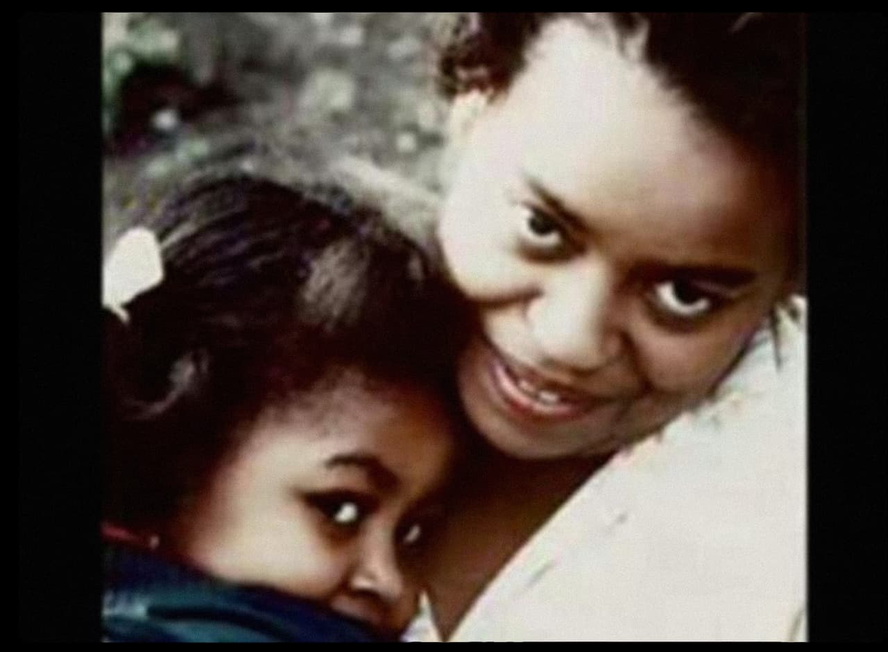 Esta foto, en la que la pequeña Michelle parece confundirse con su propia hija Sasha, habla de la cercanía que existía entre madre e hija. Marian Robinson, sería la tercera madre de una primera dama de los Estados Unidos que viviría en a Casa Blanca. 
<br>
<i>@michelleobama/Facebook</i>