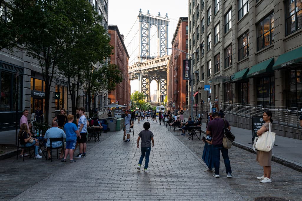 <h2 class="cms-H2-H2">3. Estados Unidos</h2>
<br>
<br>La población de Estados Unidos ronda ahora los 333 millones de habitantes, según datos de la Oficina del
<a href="https://www.univision.com/noticias/politica/censo-2020-primeros-datos-del-censo-de-poblacion-de-eeuu-2021">Censo de Estados Unidos</a>. La tasa de crecimiento de la población en 2021 fue de solo el 0.1%, la más baja desde la fundación del país. "De cara al futuro, vamos a tener un crecimiento más lento; la pregunta es: ¿cómo de lento?", dijo William Frey, demógrafo de la Brookings Institution, citado por la AP. "El verdadero comodín para Estados Unidos y muchos otros países desarrollados es la inmigración".