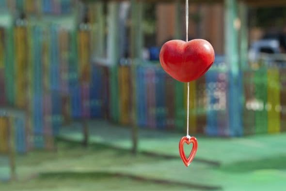 Móvil de corazones. Deja que los niños se encarguen de la decoración y tú de cortar los corazones. Únanlos con listón y cuélguenlo en u n lugar donde se mueva con el viento.
