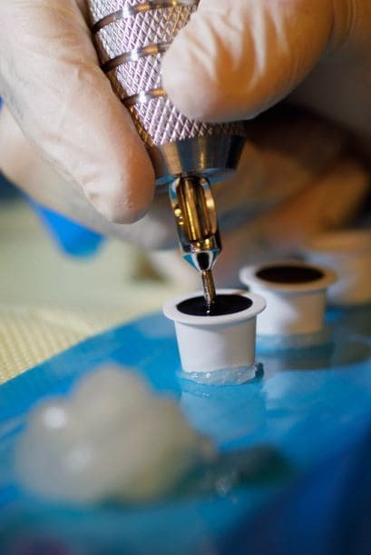 Pero, según revela un estudio publicado en la revista médica británica The Lancet, se sabe muy poco de los peligros de vivir con tinta debajo de la piel a largo plazo.