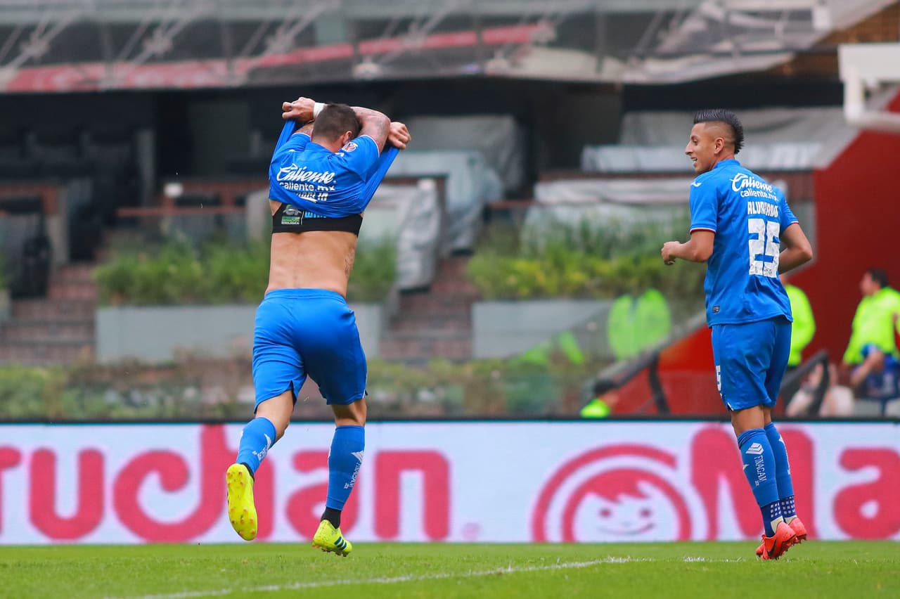 Milton Caraglio (izquierda) sabía de la importancia del gol y lo celebró por todo lo alto, sacándose la playera del Cruz Azul.