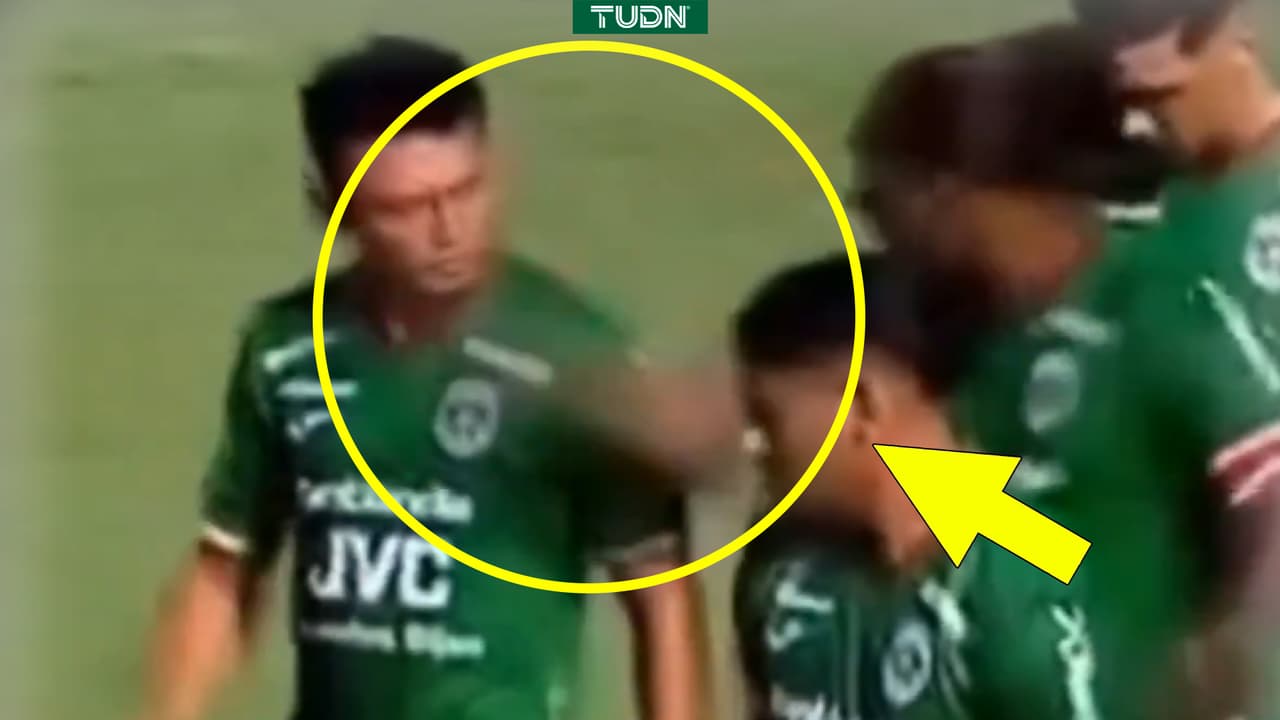 Luis Anangonó agrede a su compañero en pleno partido del Marathón 