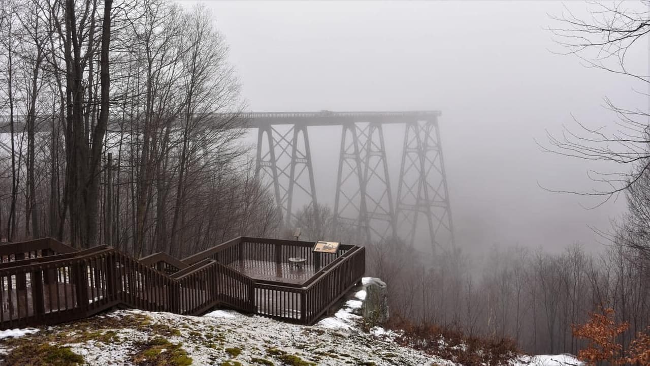 <b><a href="https://www.dcnr.pa.gov/StateParks/FindAPark/KinzuaBridgeStatePark/Pages/default.aspx">Allegheny National Forest & Kinzua Bridge State Park</a></b>. Disfrute del refrescante aire fresco del invierno mientras explora el Bosque Nacional Allegheny. Ponte tus esquís de fondo, agarra tus resistentes botas para ir de excursión en invierno o acelera tu moto de nieve a lo largo de Knox and Kane Trail en el cercano Kinzua Bridge State Park.
<br>
<br>
<b><a href="https://goo.gl/maps/ZuZp9ZBscrmxsLhP8">Cómo llegar</a></b>