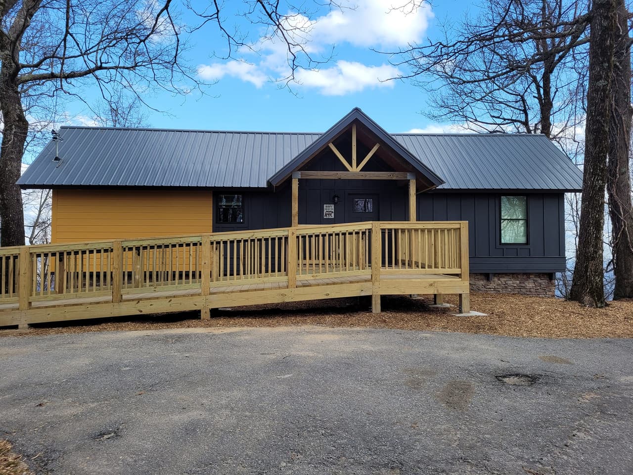 <b><a href="https://gastateparks.org/BlackRockMountain">Black Rock Mountain State Park</a></b>. Con el récord del parque estatal más alto de Georgia con una altitud de 3,640 pies, Black Rock Mountain State Park ofrece algunas de las vistas más espectaculares de las montañas Blue Ridge durante todo el año.
<br>
<br>
<b><a href="https://goo.gl/maps/osy3KF9LWXfeQKRJ6">Cómo llegar</a></b>