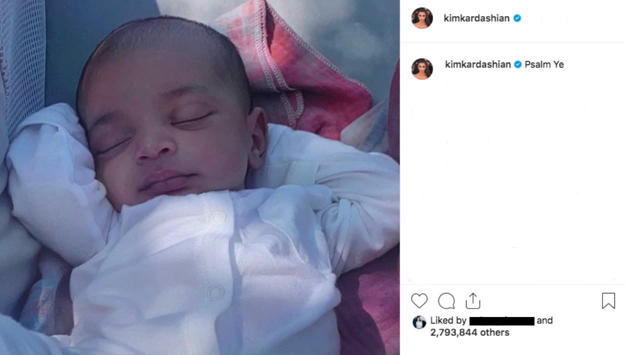 Este lunes, 10 de junio, cuando Psalm West ya cuenta con su primer mes de nacido, Kim Kardashian publicó esta foto que permite constatar lo que ella había adelantado: Psalm se parece mucho a su hermana Chicago. Aunque junto a la foto se lee 
<b>Psalm Ye</b>, el bebé no fue inscrito con un segundo nombre.