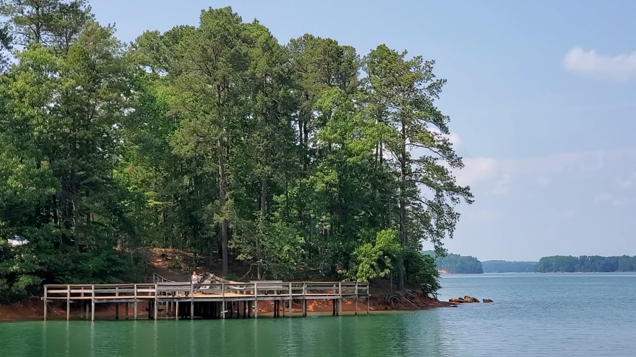 A lo largo de este camino de 3.8 millas, se pueden vislumbrar hermosas vistas del paisaje del lago, el bosque y el río, así como raras flores silvestres y una variedad de vida silvestre.