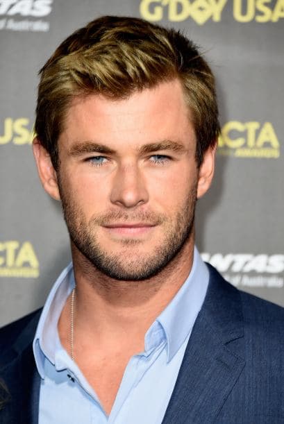 Chris Hemsworth constantemente cambia su look, pero sabe que su barba llama la atención de las mujeres. Además que le favorece muy bien. Sin duda, todas desearían que Thor les diera un abrazo y las dejará tocar su barba.