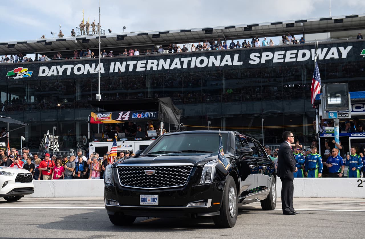 <h3 class="cms-H3-H3"><b>Donald Trump</b></h3>
<br>
<br>Al ser el actual presidente de los Estados Unidos, Donald Trump tiene acceso a uno de los vehículos más espectaculares de la historia debido a su seguridad y poder. Nos referimos a ‘La Bestia’, una limusina que proviene de la línea de camiones de trabajo pesado de General Motors, pero con un diseño exterior que se acerca en la medida de lo posible a un Cadillac CT6.