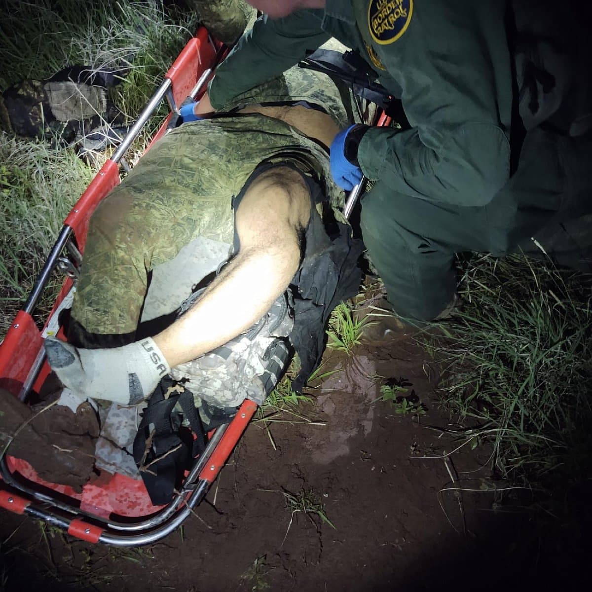 Además de todos los riesgos y peligros que enfrentan los migantes al cruzar la frontera sin documentos, se incluye ser abandonado por el traficante con una lesión.Agentes de la Patrulla Fronteriza encontraron a un ciudadano mexicano con una herida en la pierna. El migrante fue transportado a un hospital para recibir atención médica.