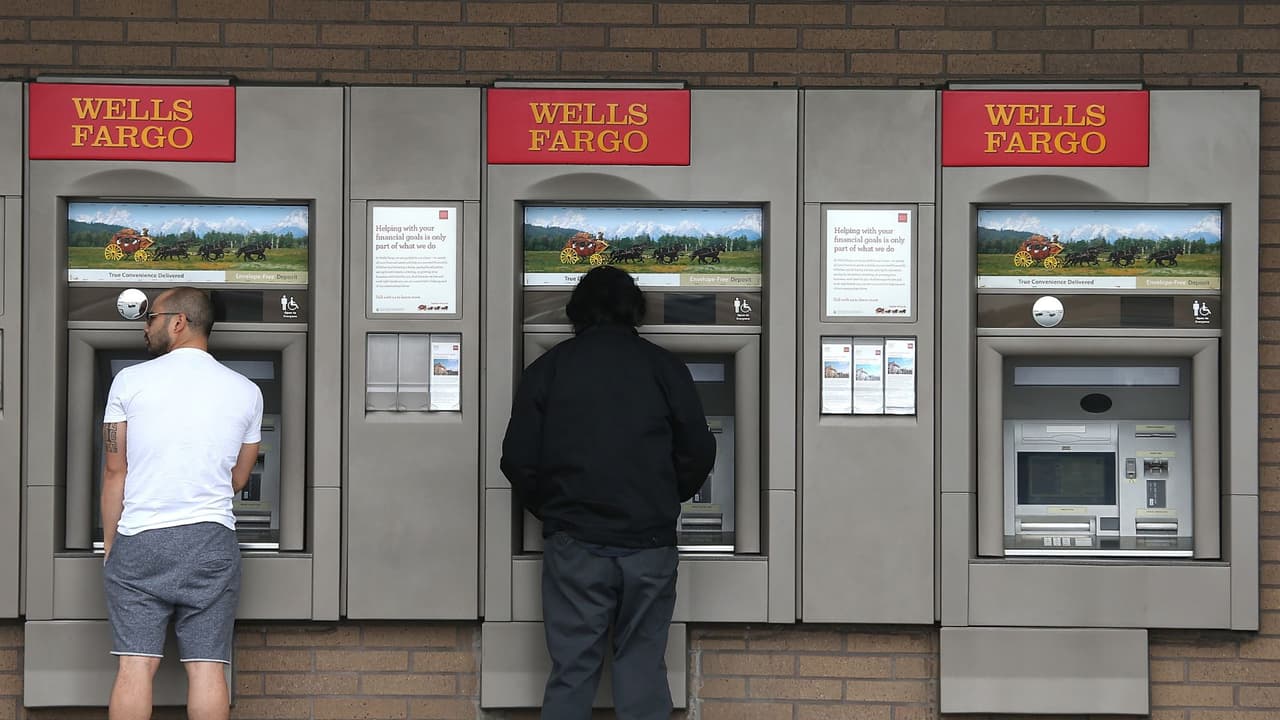 Persecución policial termina con dos sospechosos arrestados por robar cajero automático de Wells Fargo