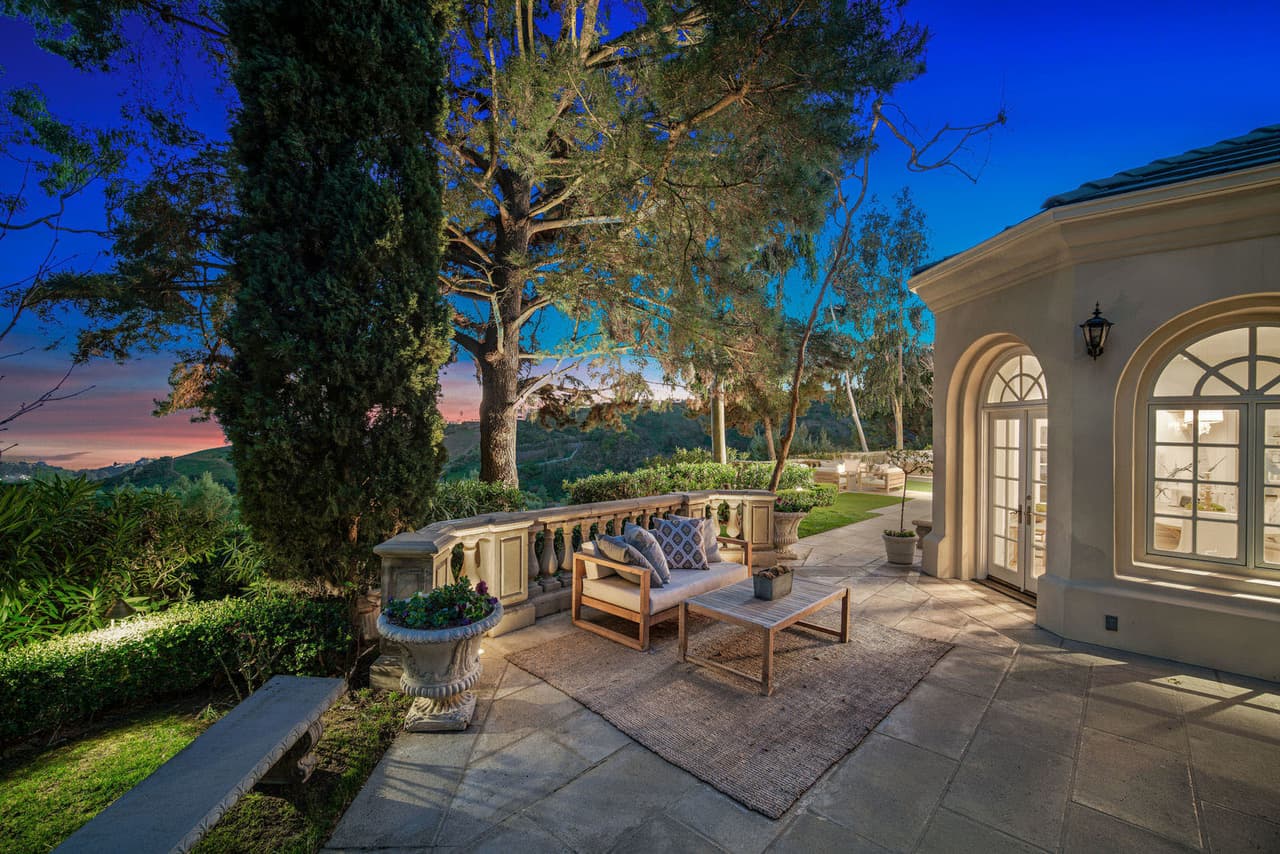 Ese aspecto es uno de los más relevantes para la pareja, quienes en esta nueva etapa de sus vidas buscan
<b> <a href="https://www.univision.com/famosos/canada-informa-que-lleva-4-meses-pagando-por-la-seguridad-de-meghan-markle-y-harry-pero-no-lo-haran-mas-fotos" target="_blank">la mayor privacidad posible. </a></b>
<br>