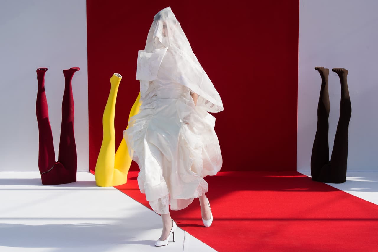 La diseñadora británica es reconocida por su modelos rebeldes e innovadores en cada una de sus pasarelas.