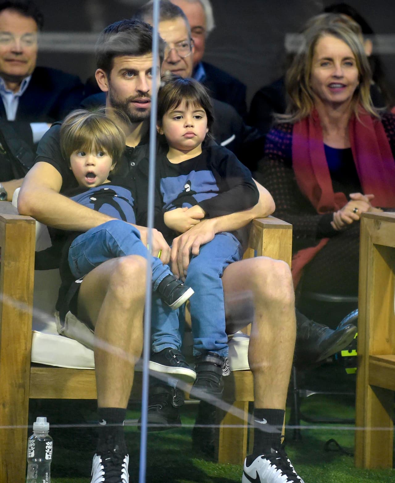 <b>Piqué</b> no oculta que está encantado con su papel de papá. "Es del tipo de padre que cambia pañales y da biberones y todas esas cosas, lo cual es maravilloso. Él es increíble", confesó 
<b>Shakira</b> a Entertainment Tonight.