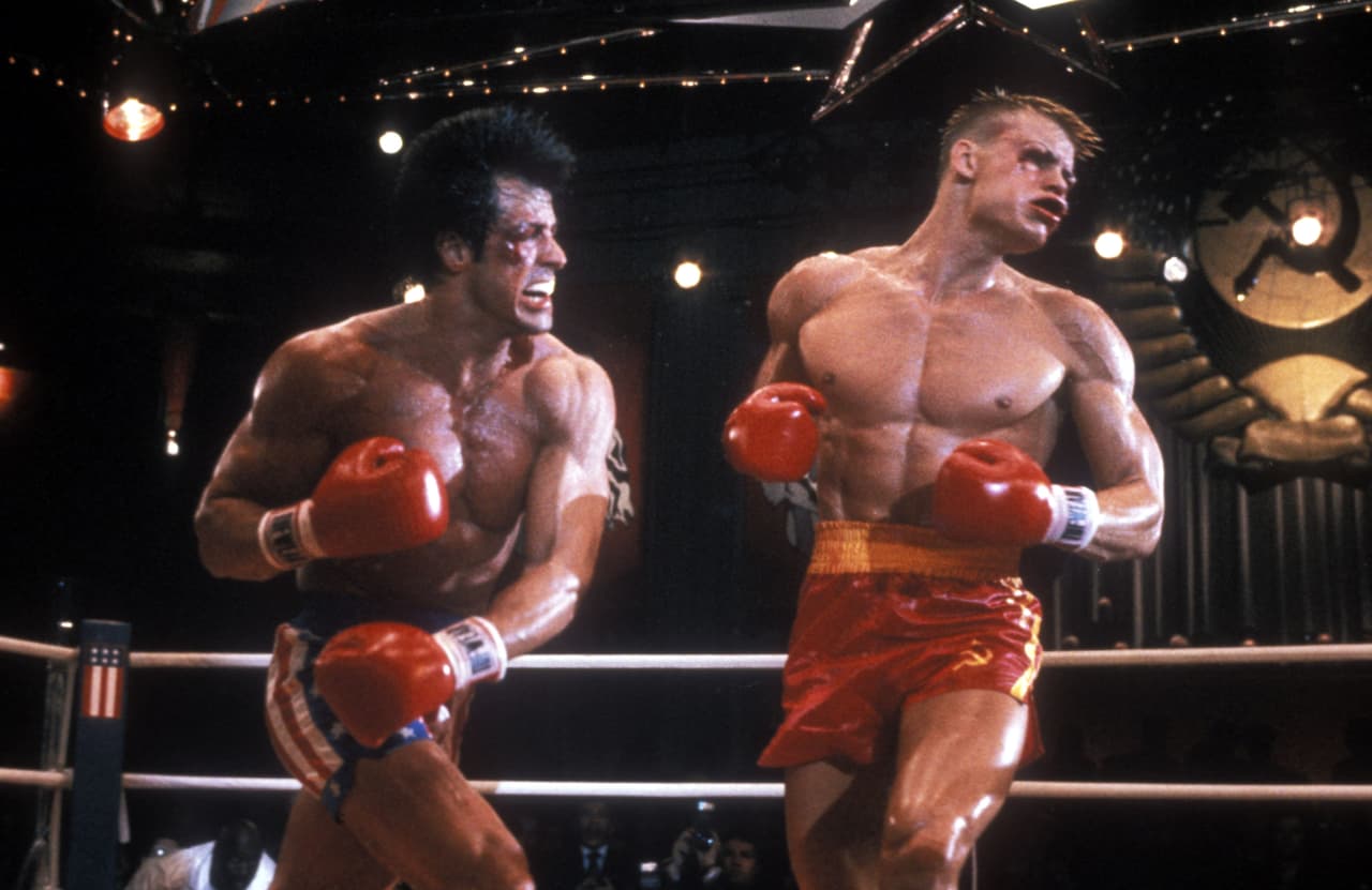 Sylvester Stallone reveló que para la cuarta película de Rocky, en la pelea con Iván Drago, le sugirió a Dolph Lundgren que le pegara de verdad lo más fuerte que pudiera para que se viera real.
