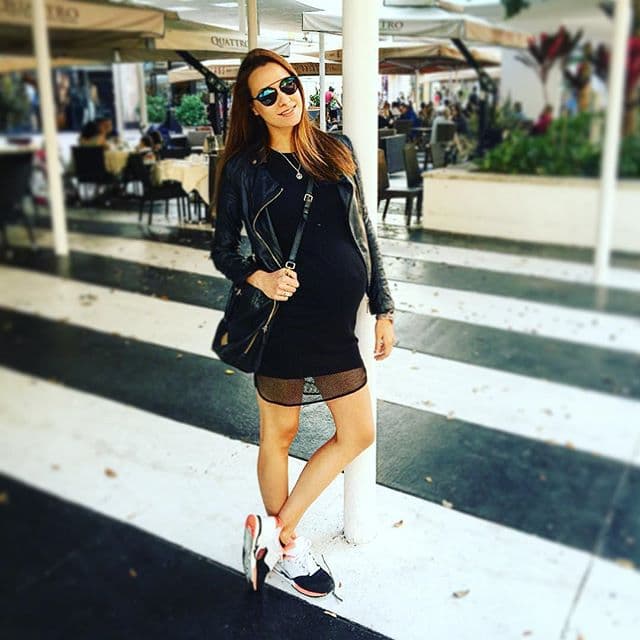 "A mí me gustaría algo muy tranquilo,
<b>rodeados de poquita gente</b>, pero gente que tiene un valor importante para nosotros; por supuesto, familia y amigos más cercanos. Se me antoja algo tranquilo, relajado, en la playa, con calorcito, una convivencia con la gente que amamos y que nos ama, lo demás son accesorios", agregó.