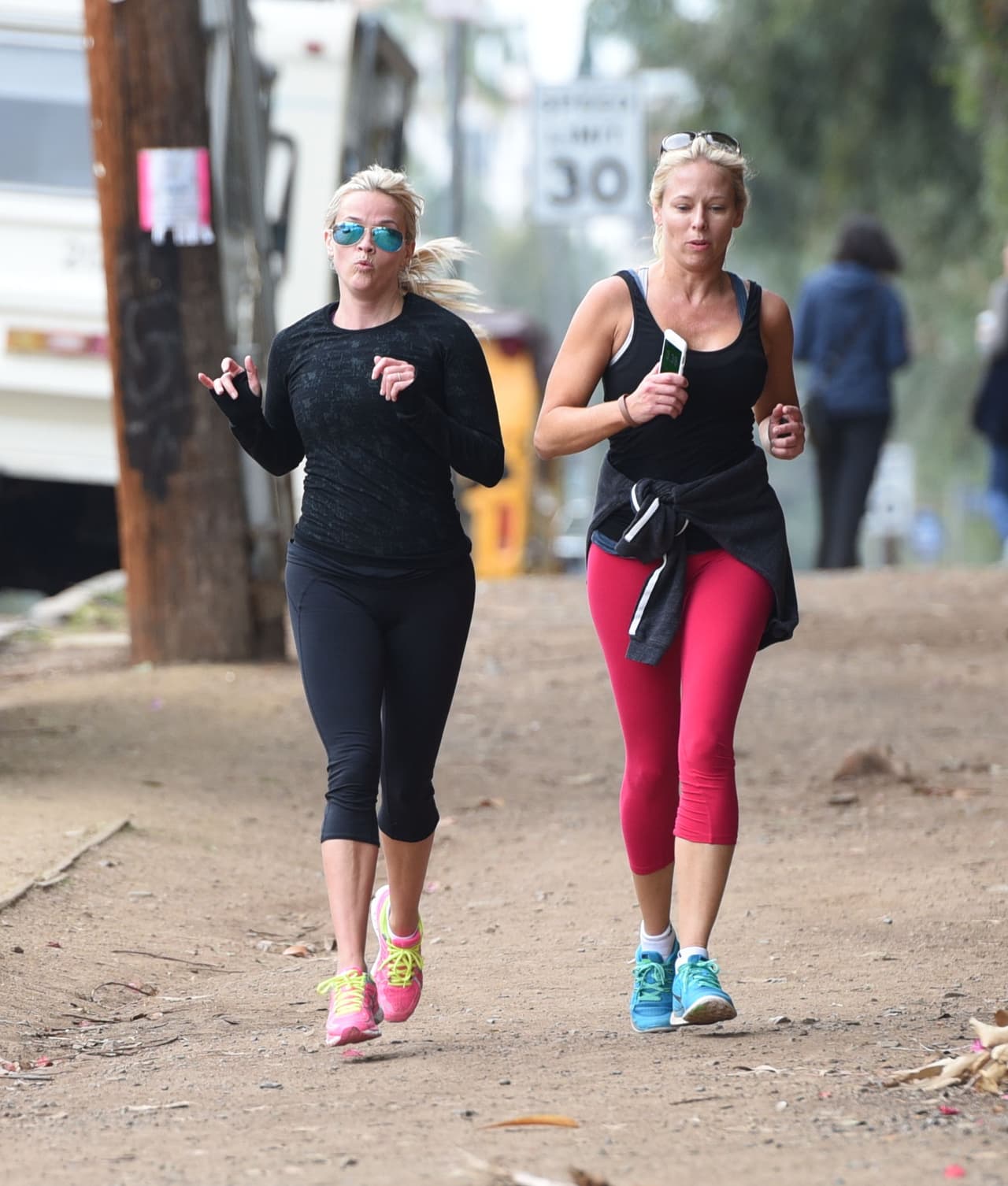 Los fotógrafos captaron a Reese Witherspoon haciendo un poco de ejercicio.