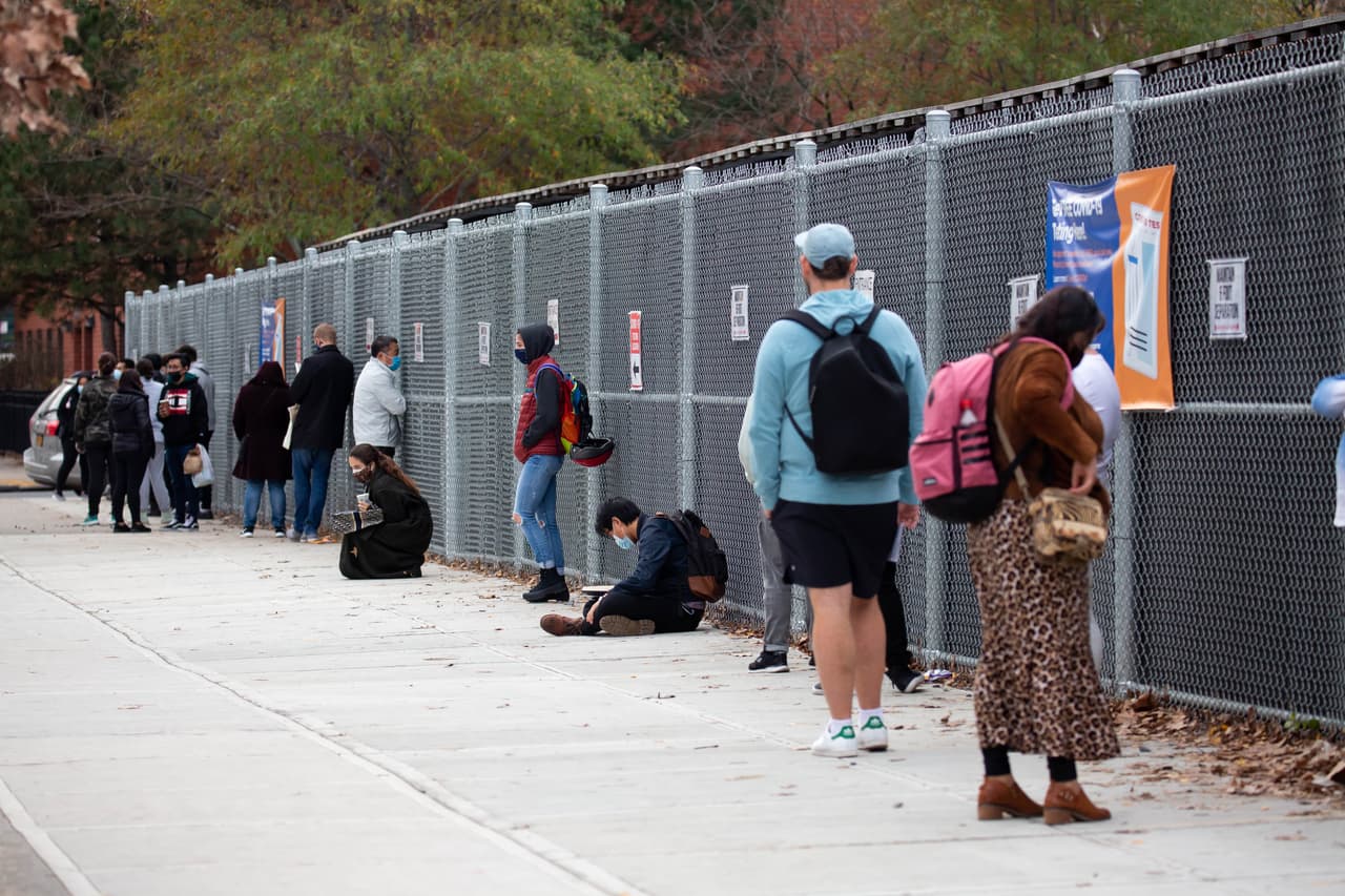 Para programar una cita para una prueba rápida y gratuita del COVID-19 en los sitios de COVID Express Quickie Lab de Nueva York, el gobierno de la ciudad pide visitar este enlace
<a href="https://www1.nyc.gov/site/doh/covid/covid-19-rapid-testing.page">https://www1.nyc.gov/site/doh/covid/covid-19-rapid-testing.page</a>
<br>Sin embargo, por el momento, las citas se han agotado, por lo que los neoyorquinos deben ir en persona y hacer la fila por orden de llegada.
<br>La foto fue tomada en Brooklyn.
