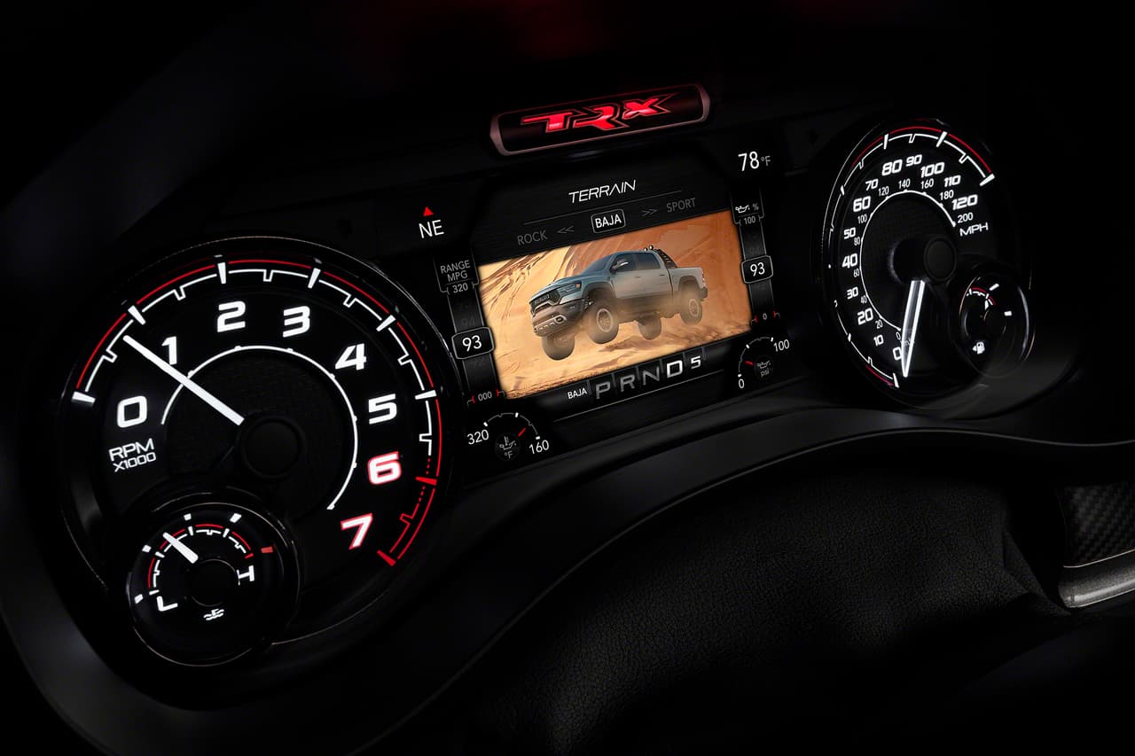 La Ram TRX está equipada también con tecnología de detección de saltos la cual, a través de sensores de velocidad, altura de manejo, acelerómetros en cada esquina, detecta cuando el vehículo está en el aire y actúa para prevenir los picos de potencia que pueden dañar la transmisión.