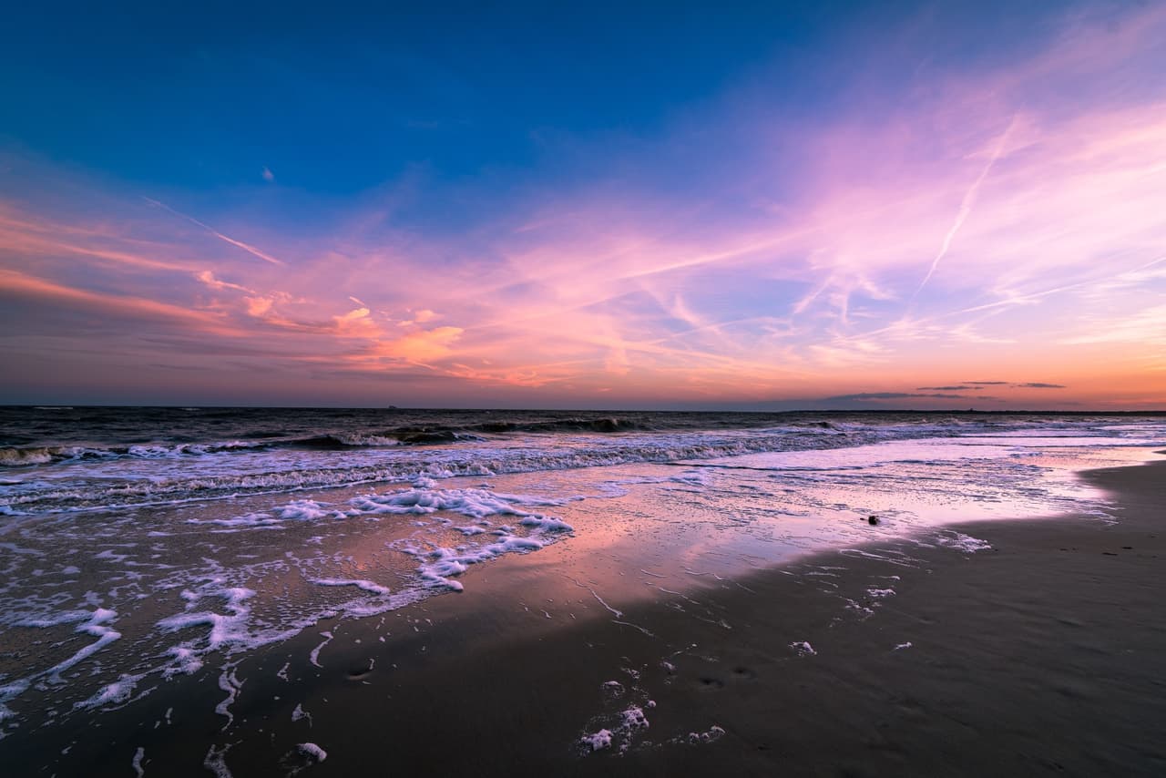 <b>Número 2: St. Simmons</b>. Otra hermosa isla de barrera frente a la costa de Georgia, pequeños toques como "espíritus de los árboles", también conocidos como árboles con caras talladas, agregan un profundo sentido de carácter al paseo.