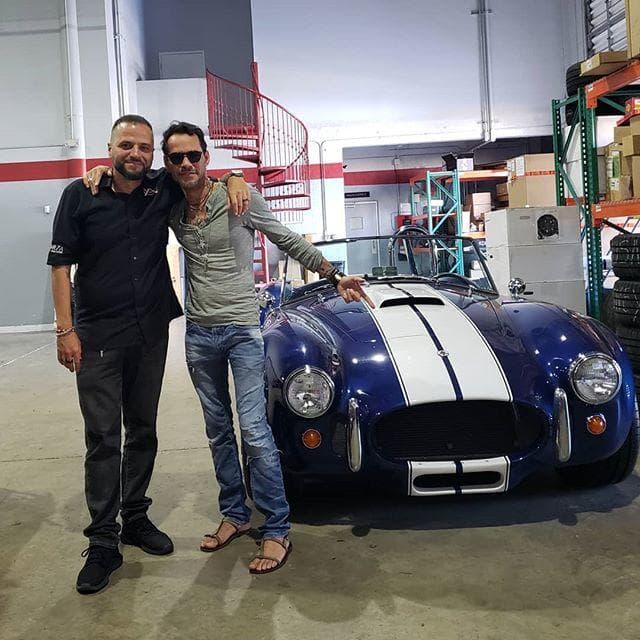 El Shelby Cobra 427 fue fabricado entre 1965 y 1967. En ese período, un total de 348 ejemplares salieron de las líneas de producción, la mayoría para quienes tenían la intención de conducirlo por las calles; y un menor número para propietarios con aspiraciones en las pistas de carreras. Este clásico monta un motor V8 de unos impresionantes 450 caballos de fuerza con el que es capaz de acelerar de 0 a 60 mph (98 km/h) en 4 segundos. Su precio supera el millón de dólares, aunque desde los años 70 muchas compañías han construido réplicas exactas por una fracción del costo. Se estima que desde entonces más de 60,000 unidades del Cobra han llegado a las calles. Original o réplica, el Shelby Cobra sigue siendo un objeto de deseo y Marc Anthony lo disfruta al máximo.