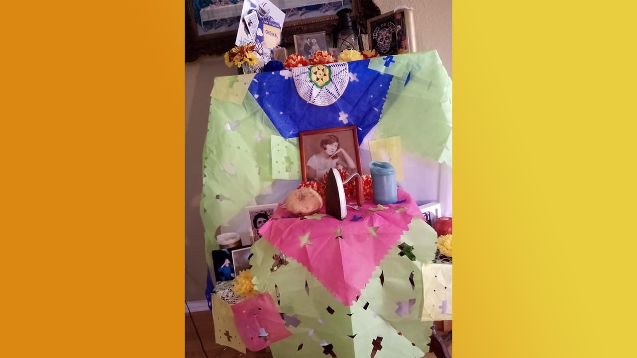 Con un enorme papel picado, fotografías de sus familiares y los artículos que ellos más apreciaban, así decoró Alma Ramírez su altar de muertos.