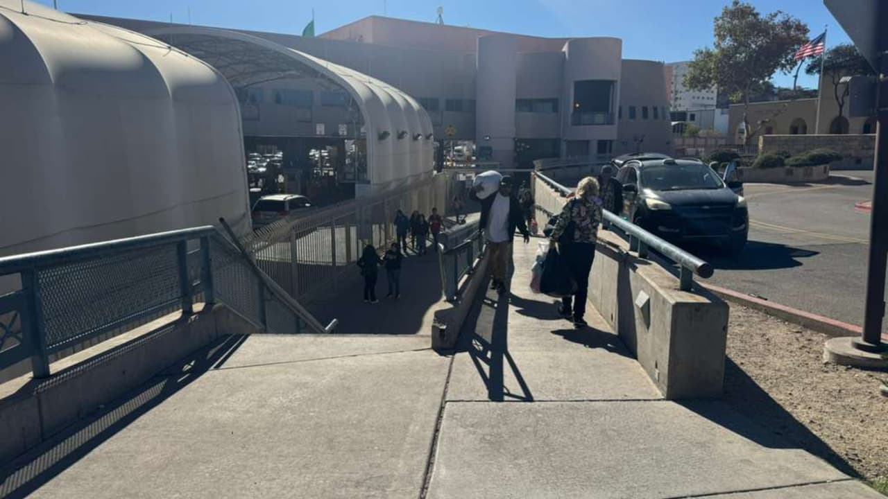 Agentes de ICE en Nogales, Arizona, revisan el estatus de quienes salen de Estados Unidos