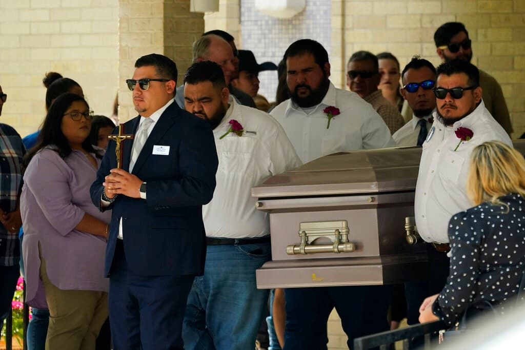 Cientos de personas acudieron a una misa vespertina para recordar a 
<a href="https://www.univision.com/noticias/tiroteos/amerie-jo-garza-tiroteo-texas-uvalde-escuela-robb-nina-heroina">Amerie Jo Garza, una niña de 10 años, </a>que está entre las 19 víctimas menores del tiroteo en la escuela primaria Robb, de Uvalde. Seis portadores del féretro, con camisas y guantes blancos, llevaron su pequeño ataúd a la iglesia católica del Sagrado Corazón, que rechazó a varias personas después de completar su capacidad.
