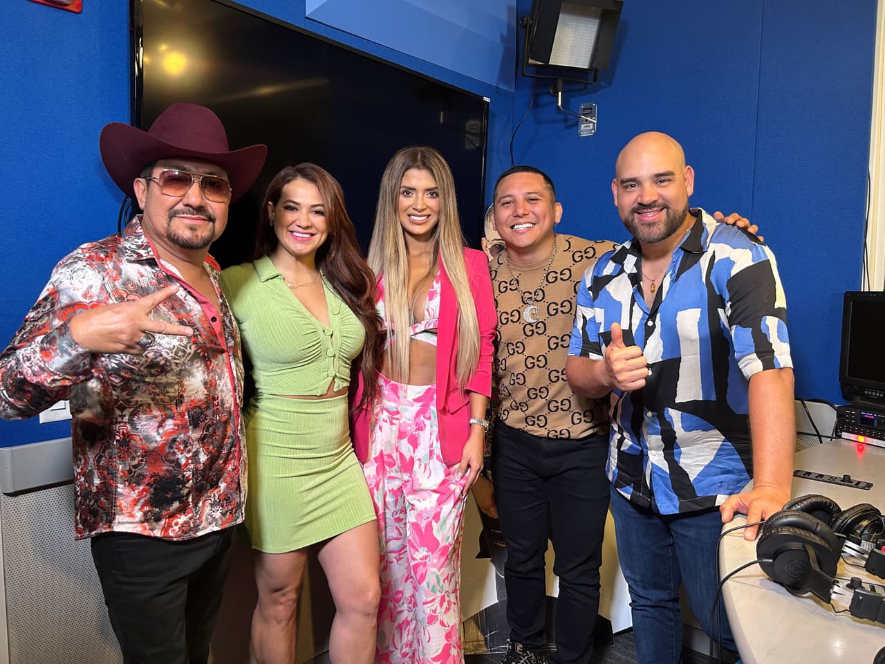 Pero él no fue el único, ya que también los sorprendió 
<b><a href="https://www.univision.com/temas/edwin-luna">Edwin Luna</a></b>, vocalista de 
<b><a href="https://www.univision.com/temas/la-trakalosa-de-monterrey">La Trakalosa de Monterrey</a></b>, quien llegó muy bien acompañado de su esposa 
<b><a href="https://www.univision.com/temas/kimberly-flores">Kimberly Flores</a></b>.