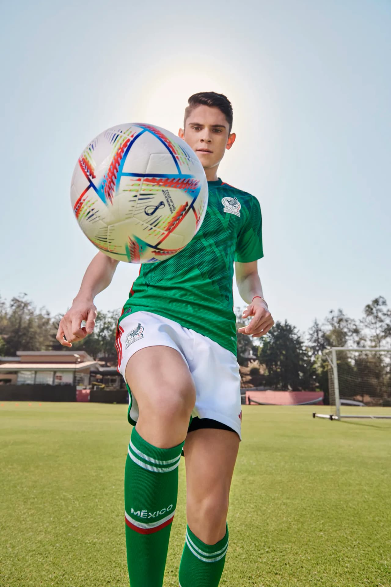 El jersey asemeja las plumas del quetzal y honra el pasado de México. Los vivos en rojo sobre los hombros y a lo largo de la costura en los costados añade carácter y la garra que caracteriza al Tri.