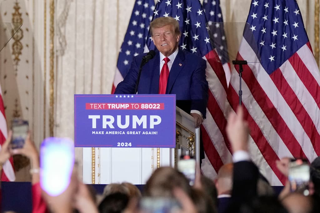 El expresidente Donald Trump habla en su propiedad de Mar-a-Lago horas después de ser procesado en la ciudad de Nueva York, el martes 4 de abril de 2023, en Palm Beach, Florida