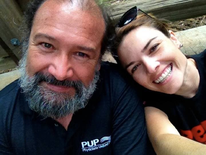 Nuestra presentadora Johana Suárez es todo risas junto a su padre Marco Fidel Suárez.