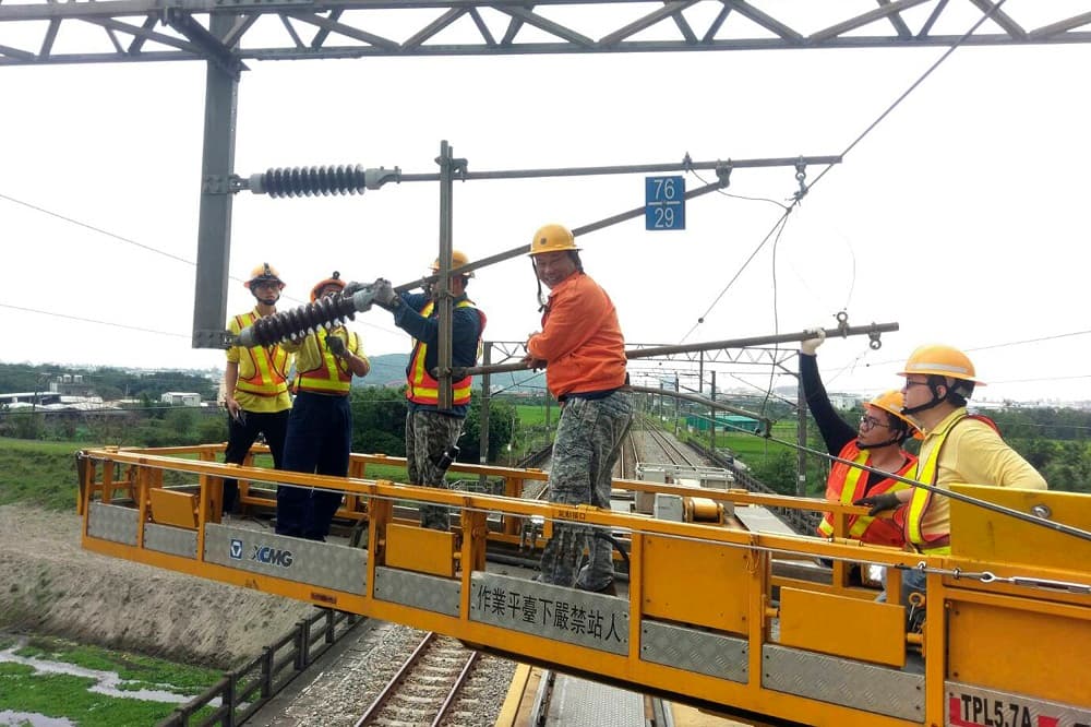 Sí se ha indicado que las cañerías de agua en la principal estación de tren de la ciudad reventaron y el tráfico ferroviario se suspendió brevemente.