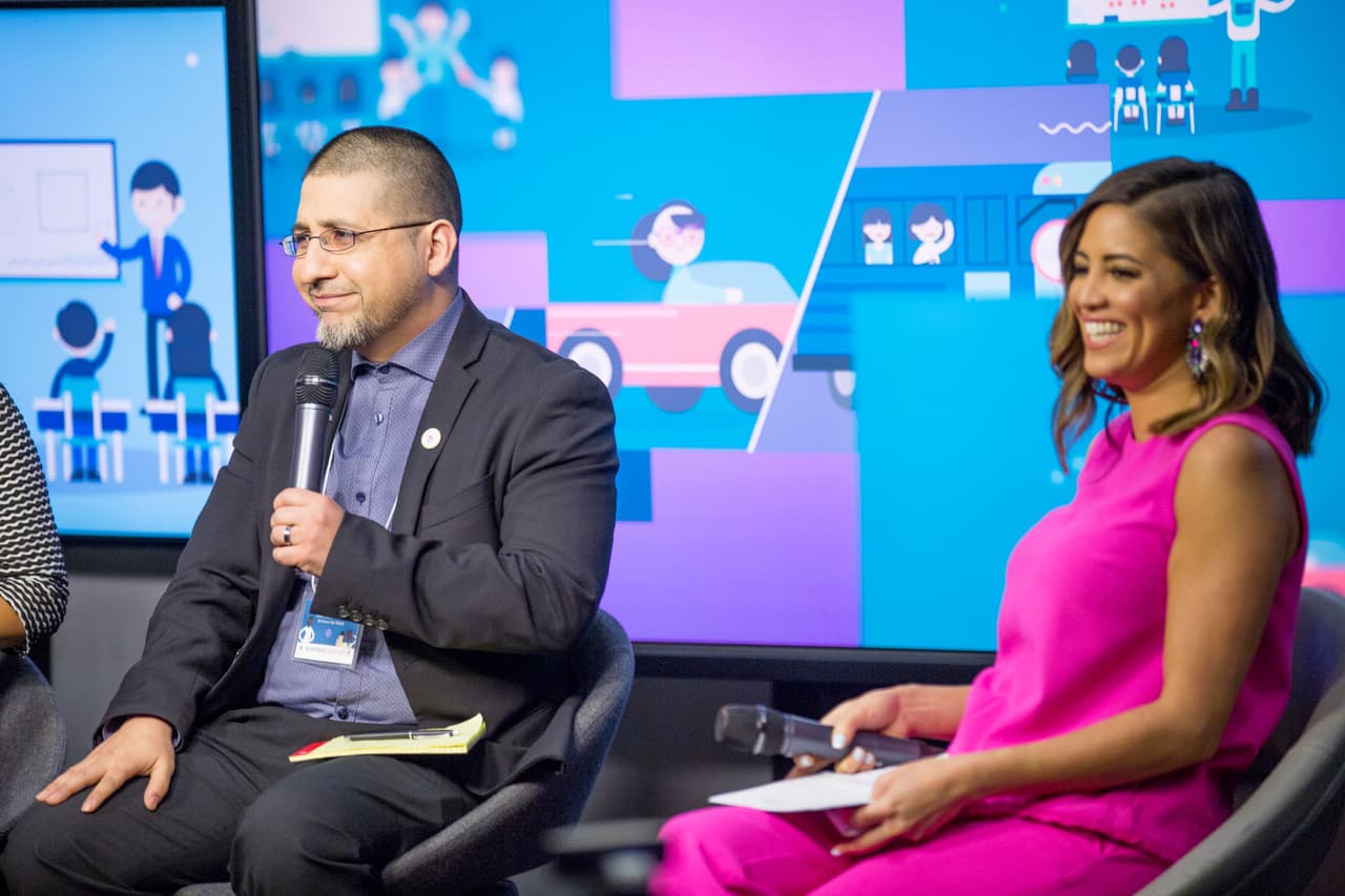 Ricky Castro, Maestro del Año de Illinois de 2017, habla con Pamela Silva Conde, presentadora para Univision Noticias durante el panel “Apoyando las necesidades socio-emocionales de los estudiantes latinos”.
