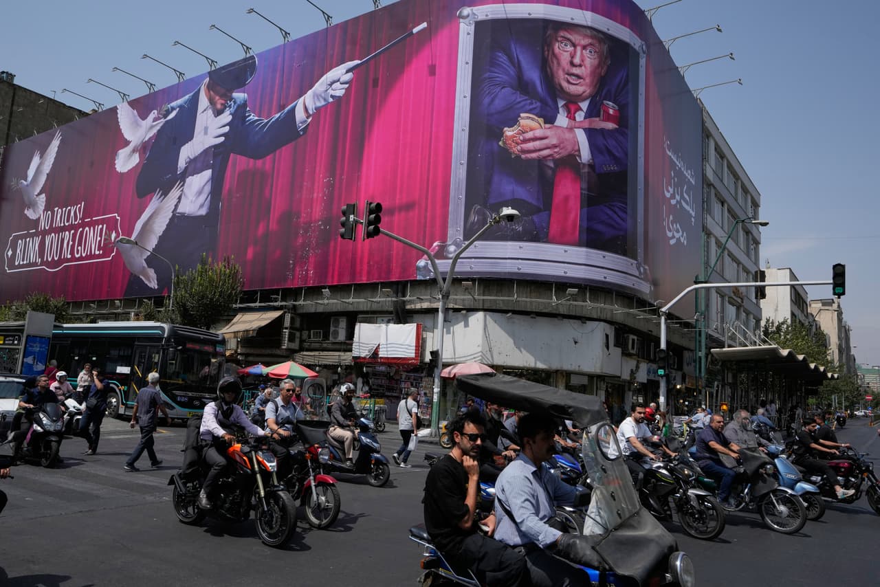 Una valla publicitaria muestra al presidente estadounidense Donald Trump dentro de un contenedor de catering