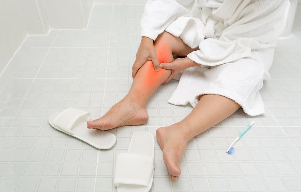 Por otra parte, debes cuidar mucho cuando caminas, o trotas o andas de prisa pues tiendes a las caídas lo cual siempre es un problema independientemente de la edad que se tenga, aunque por supuesto, en personas mayores se vuelven muy peligrosas. Si estás en el baño y suena el teléfono ¡déjalo sonar! Salir corriendo con los pies mojados puede causar resbalones.