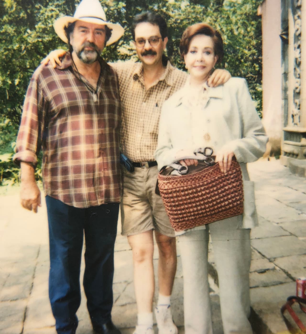 <b>María y su hijo Claudio hicieron una mancuerna exitosa en el trabajo. </b>Aquí aparecen ambos al lado de Pedro Armendáriz Jr.